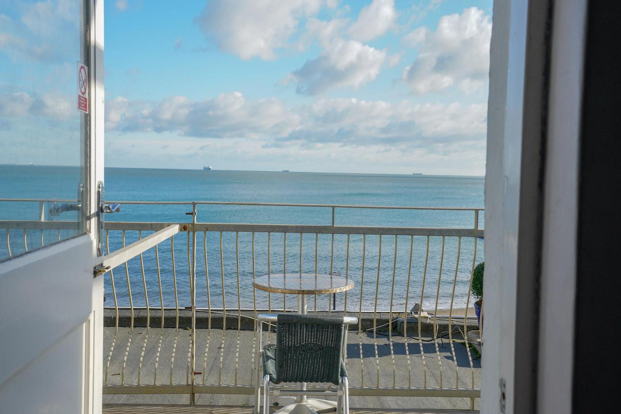 Oyo Shanklin Beach Hotel Экстерьер фото
